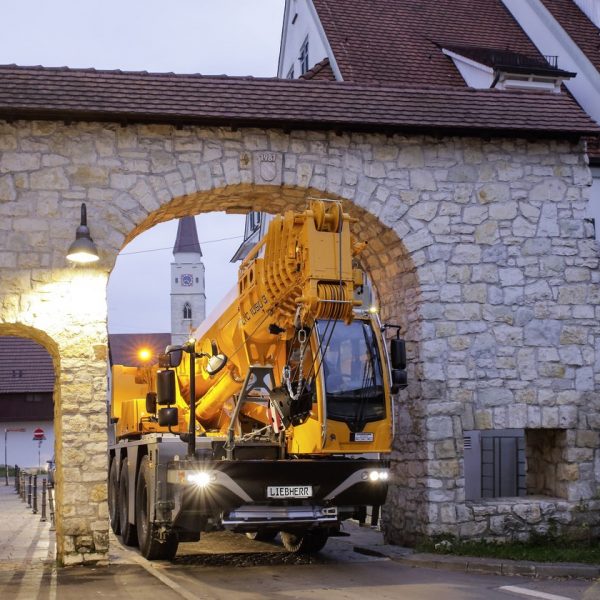 Compact mobile crane

Max. load capacity         50 t
Telescopic boom            36 m
Max. hoist height           48 m
Max. radius                     39 m
Number of axles             3