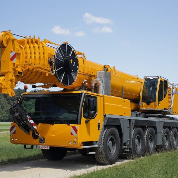 Max. load capacity           180 t
Telescopic boom              62 m
Max. hoist height              99 m
Max. radius                        78 m
Number of axles                5