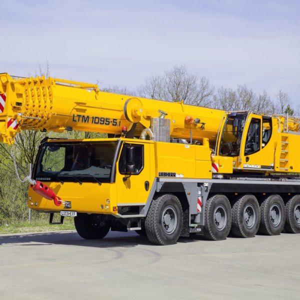 Mobile crane.

Max. load capacity                      95 t
Telescopic boom                         58 m
Max. hoist height                        82 m
Max. radius                                  60 m
Number of axles                          5