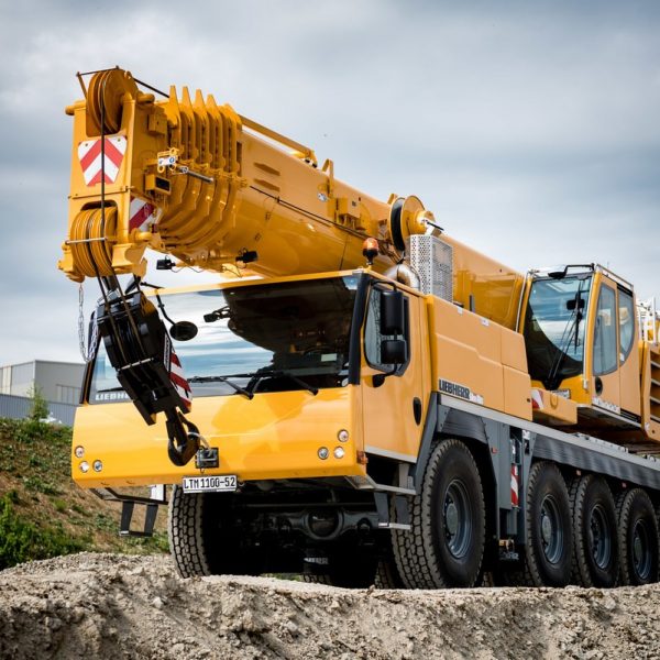 Mobile crane .

Max. load capacity            100 t
Telescopic boom               52 m
Max. hoist height              84 m
Max. radius                        66 m
Number of axles                5