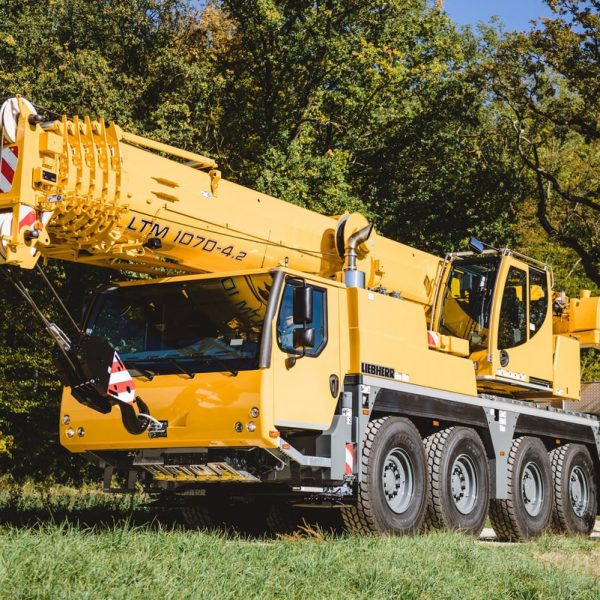 Max. load capacity                      70 t
Telescopic boom                         50 m
Max. hoist height                        65 m
Max. radius                                  48 m
Number of axles                          4