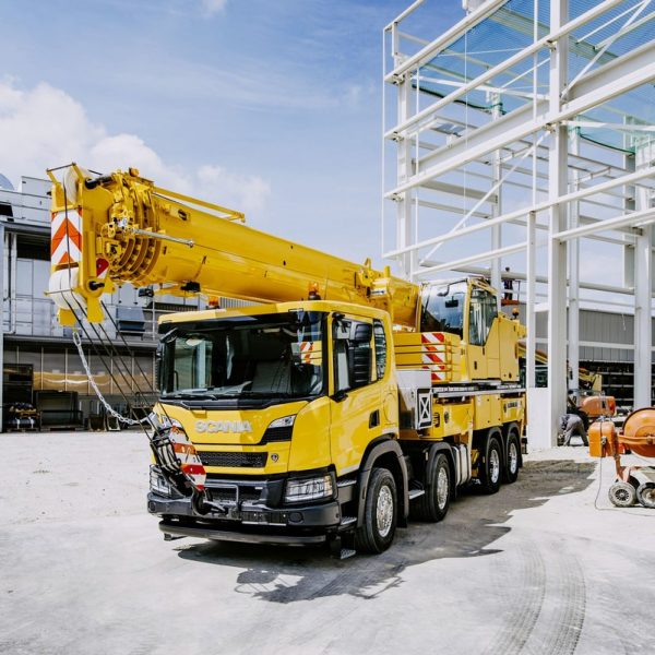 Truck mounted telescopic crane

Max. load capacity         45 t
Telescopic boom            35 m
Max. hoist height           44 m
Max. radius                     42 m
Number of axles             4