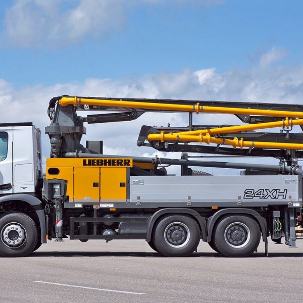Truck mounted concrete pump

Vertical reach               23.7 m
Unfolding height         4.90 m
