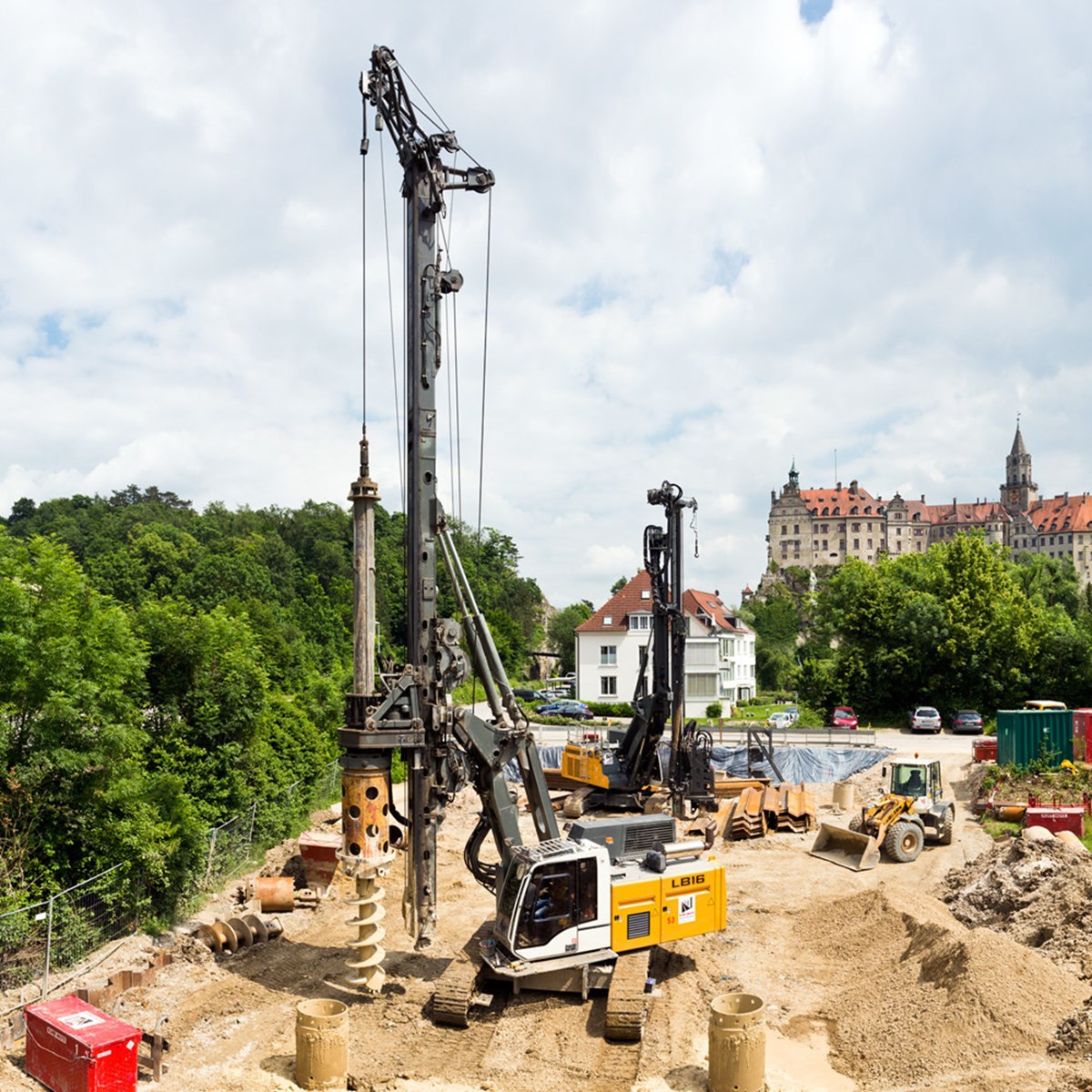 the-lr1100-is-liebherr-s-smallest-crawler-lifting-104-5t-at-3-1m