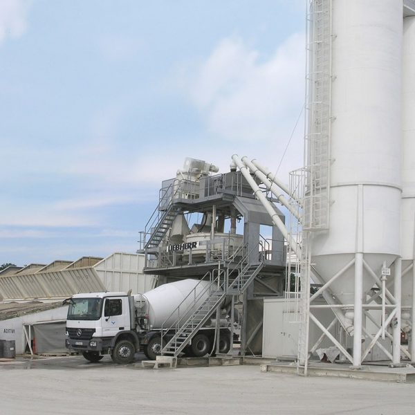 Horizontal mixing plant
Theoretical discharge output in compacted mixed concrete      100 / 102 m³/h
Mixer type                         RIM
Mixer size                         2.25 m³