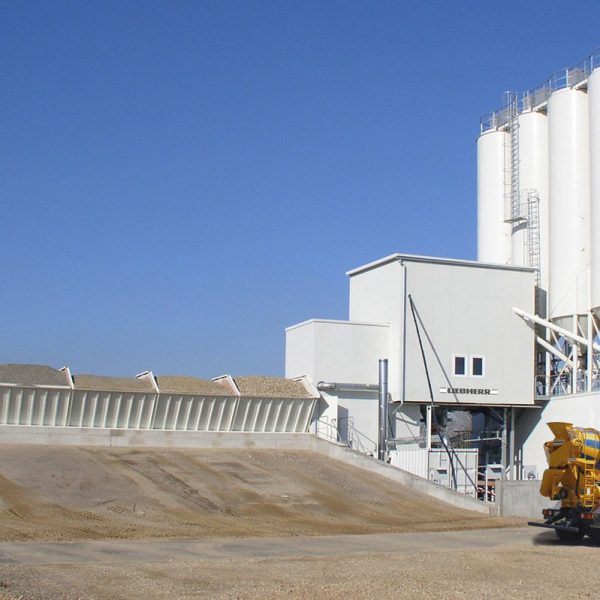 Horizontal mixing plant

Theoretical discharge output in              120 / 134 m³/h
compacted mixed concrete.
Mixer type.                                                 RIM / DW
Mixer size.                                                  3.00 m³