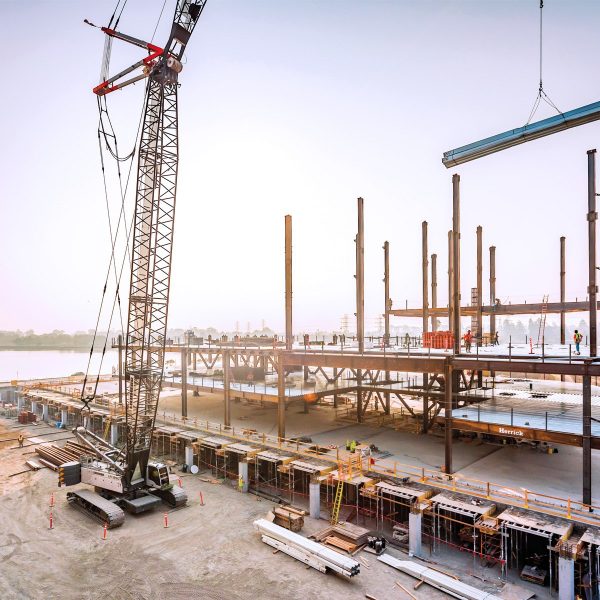 Crawler crane

Max. load capacity      250 t
Max. hoist height        148 m
Max. radius                  95 m